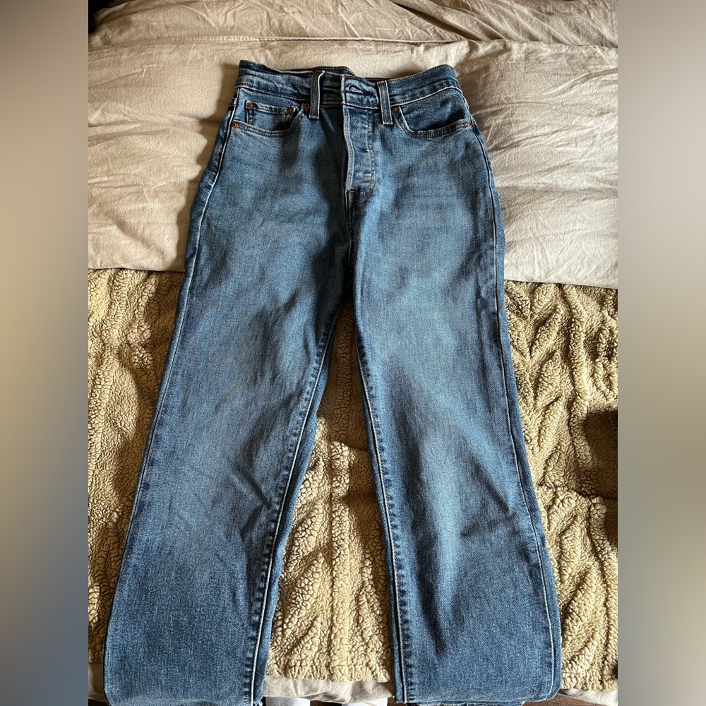 Women’s Levi’s wedgie straight size 28